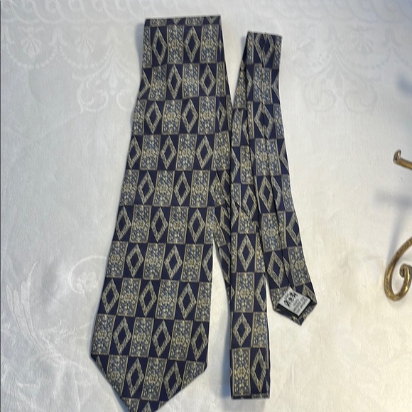 Elegant Blue and Gold Silk Tie with Geometric Design - Picture 3 of 5